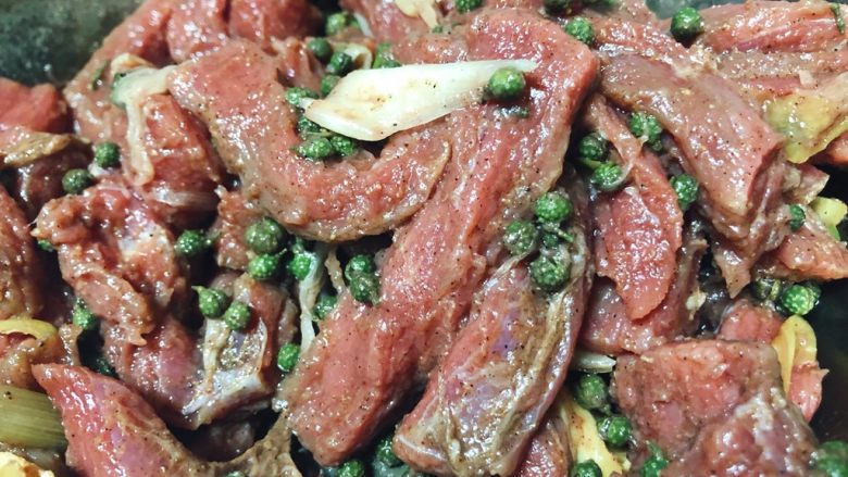 五香牛肉干,拿出冷藏后的牛肉,<a style='color:red;display:inline-block;' href='/shicai/ 134550'>干花椒</a>看着已经很像新鲜花椒一样饱满就可以了