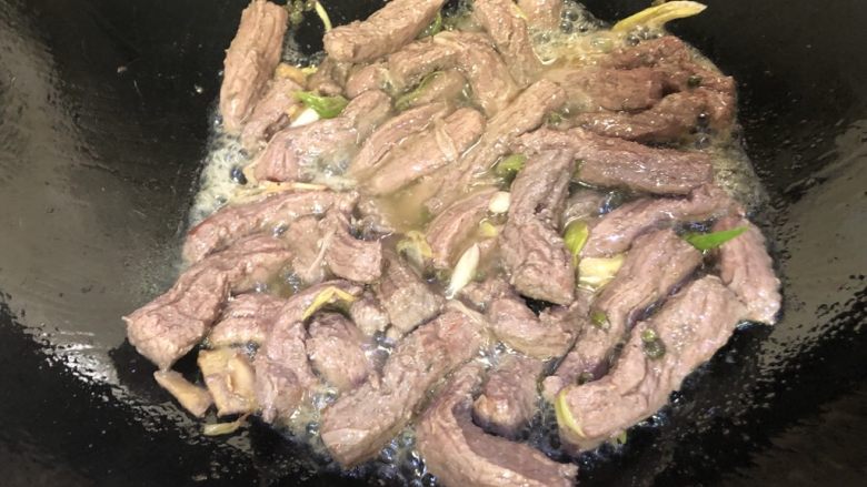 五香牛肉干,先会呈现水样状,是正常的