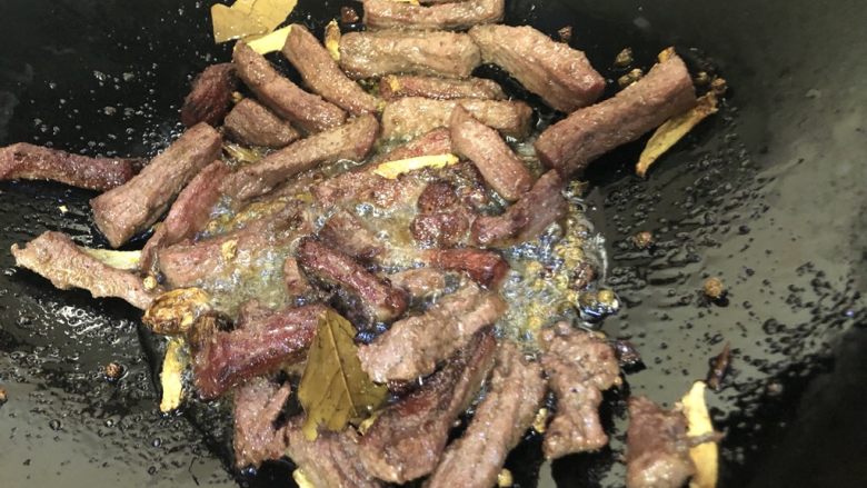 五香牛肉干,洗锅,然后锅里加入新鲜的食用油,加入干花椒、大叶香料翻炒