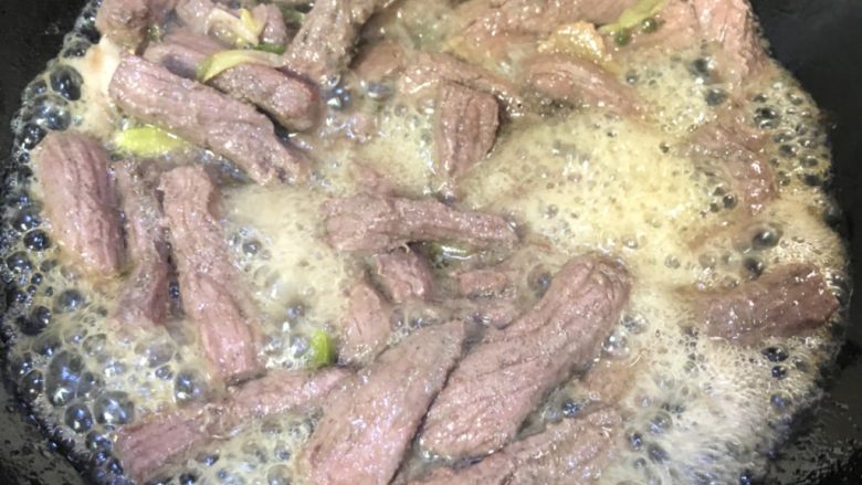 五香牛肉干,然后会出现血水泡泡,不断翻炒