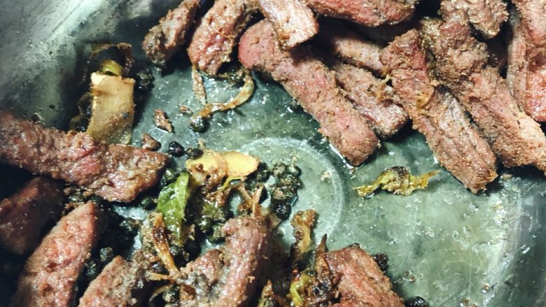 五香牛肉干,翻炒至血水都没有了,捞出来控油备用,把多余的配料丢掉