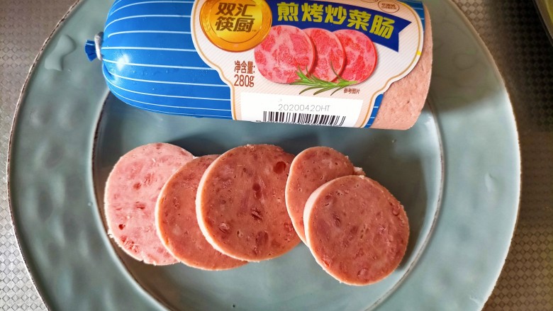 早餐卷饼,双汇筷厨炒菜肠,切几片备用
一定要用这个肠,这是我吃过的双汇出的最好吃的一款