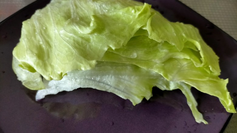 早餐卷饼,<a style='color:red;display:inline-block;' href='/shicai/ 121'>生菜</a>洗净备用