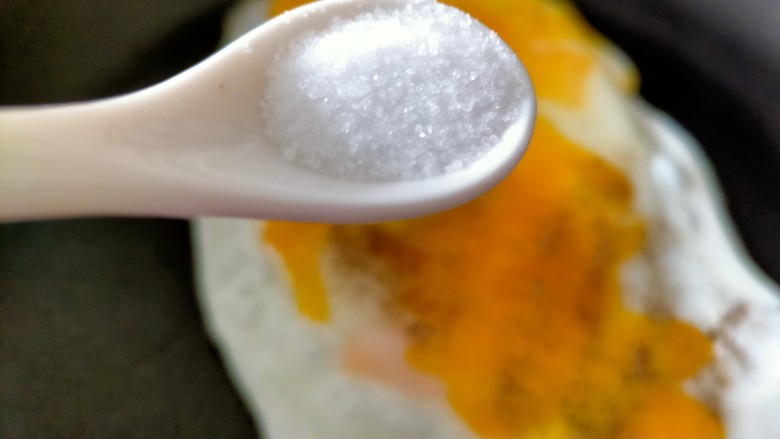 早餐卷饼,加少许盐均匀撒开