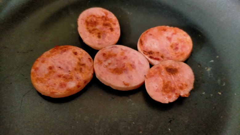 早餐卷饼,煎肠,两面煎至金黄即可