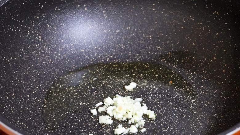 番茄金针菇烩饭,锅中倒入适量的食用油烧热,放入蒜末爆香