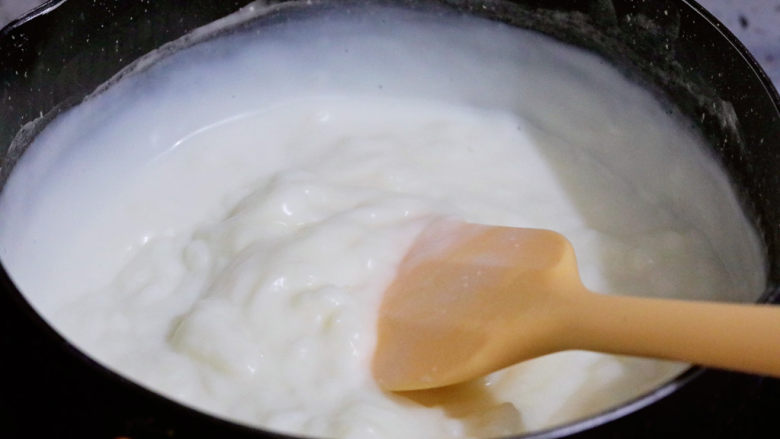 煎牛奶,直到煮至牛奶变成糊状,如图的浓稠状态