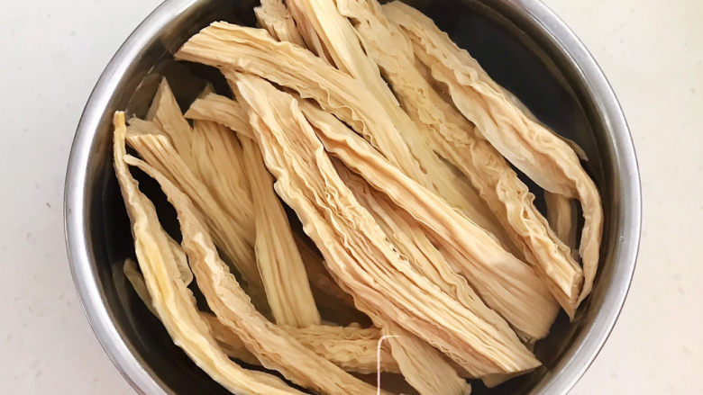 腐竹炒木耳,把腐竹用冷水泡发4个小时左右,腐竹没有硬结即可