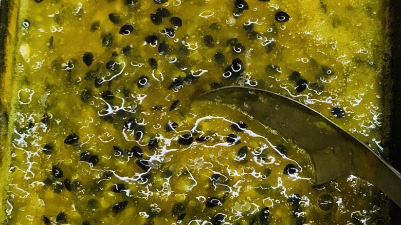 百香果果酱,小火继续熬煮到果肉绵绸变色,果酱的糖浆慢慢呈现。
