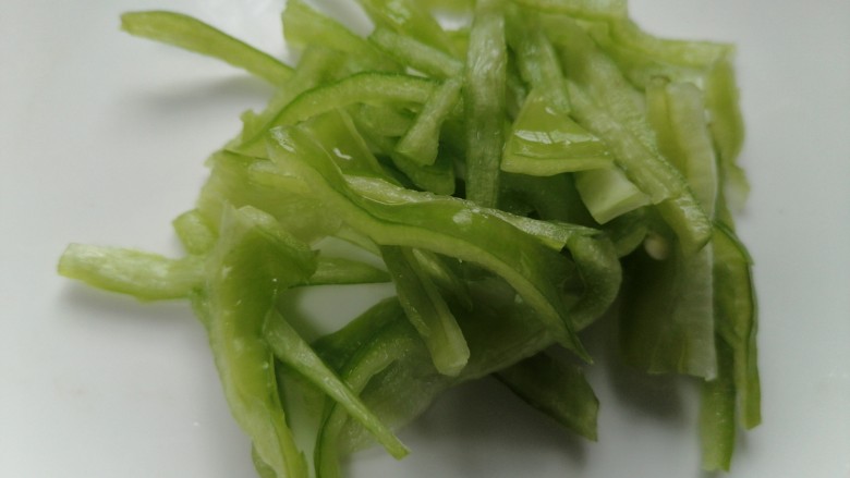 清炒南瓜丝,<a style='color:red;display:inline-block;' href='/shicai/ 61'>青椒</a>洗干净切成丝状