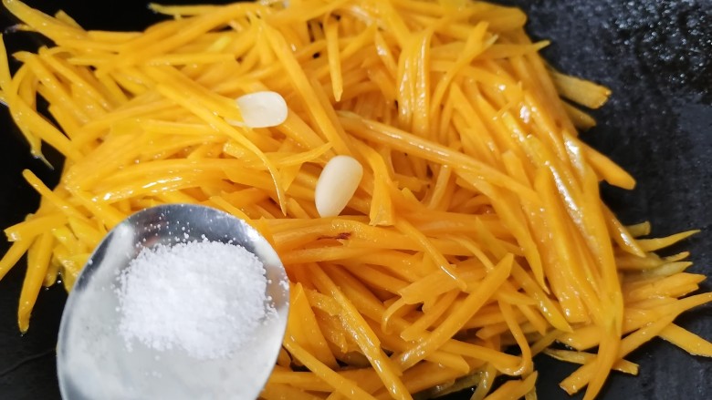 清炒南瓜丝,加入一勺盐调味