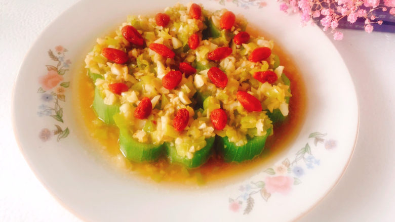 蒜蓉蒸丝瓜,丝瓜蒸好取出,摆上枸杞点缀即可食用