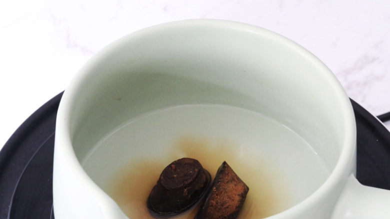 珍珠奶茶冻,这时候来制作珍珠,锅中加入水和<a style='color:red;display:inline-block;' href='/shicai/ 882'><a style='color:red;display:inline-block;' href='/shicai/ 882'>红糖</a></a>,边煮边搅拌,煮至沸腾