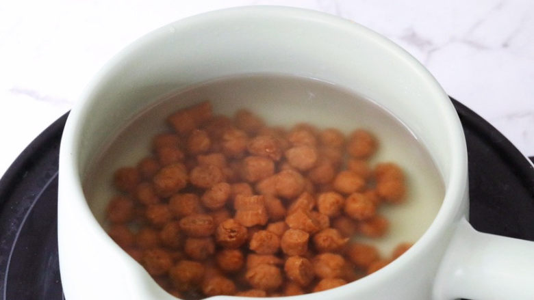 珍珠奶茶冻,锅中烧开水,放入珍珠煮至浮在表面