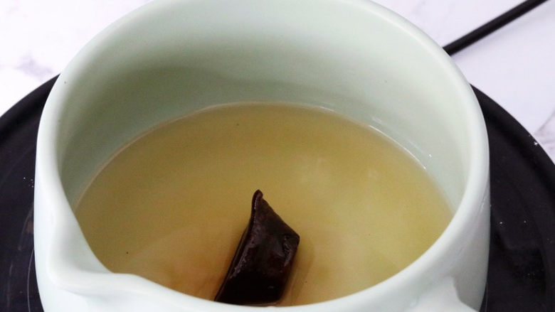 珍珠奶茶冻,这时候制作糖浆,锅中加入水和红糖,煮至红糖融化