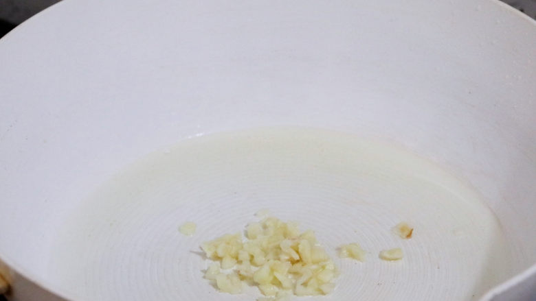 番茄茄子,原锅留底油,放入蒜末爆香