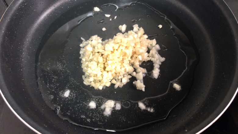 蒜蓉蒸丝瓜➕蒜蓉粉丝蒸丝瓜,热锅冷油,加入蒜蓉,中小火煸香