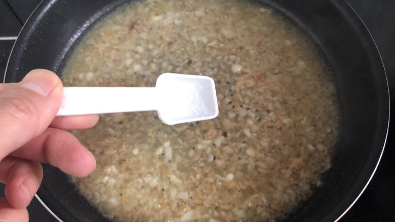 蒜蓉蒸丝瓜➕蒜蓉粉丝蒸丝瓜,尝下咸淡,根据个人口味添加少许盐定味,注意虾皮本身比较咸。因为丝瓜蒸的时候会出水,这个蒜蓉汁要比最后成菜的口味咸一点。