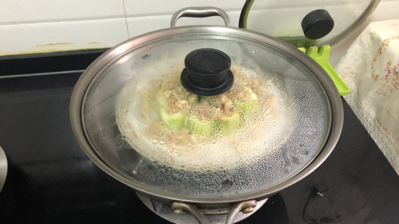 蒜蓉蒸丝瓜➕蒜蓉粉丝蒸丝瓜,坐锅烧水,水开,放入盘子,中大火蒸8分钟,即可