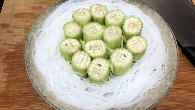 蒜蓉蒸丝瓜➕蒜蓉粉丝蒸丝瓜,泡发好的粉丝捞起沥水,摆盘。可以将粉丝用刀切断,方便食用时夹取