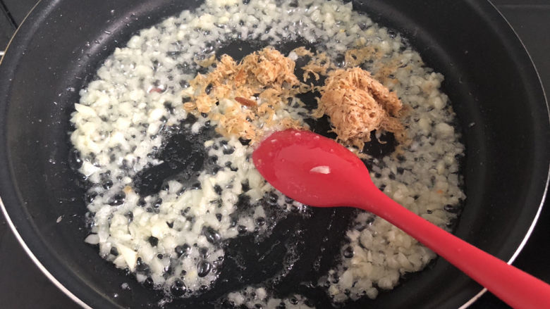 蒜蓉蒸丝瓜➕蒜蓉粉丝蒸丝瓜,加入虾皮,煸到焦黄