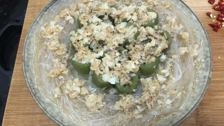 蒜蓉蒸丝瓜➕蒜蓉粉丝蒸丝瓜,蒸好的丝瓜取出,小心烫