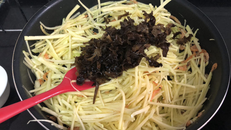 清炒南瓜丝,加入木耳,中火翻炒一分钟