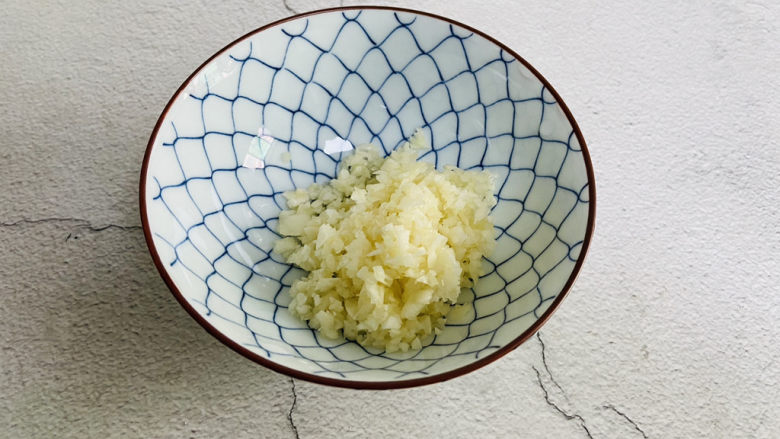 蒜蓉蒸丝瓜,放入碗中