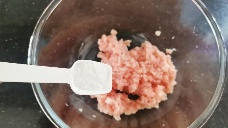 炸胡萝卜丸子,肉末装入碗中,加入少许盐