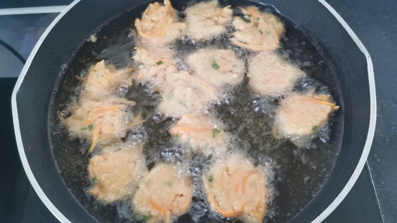 炸胡萝卜丸子,平底锅加入适量的油,油温六成热放入面糊炸