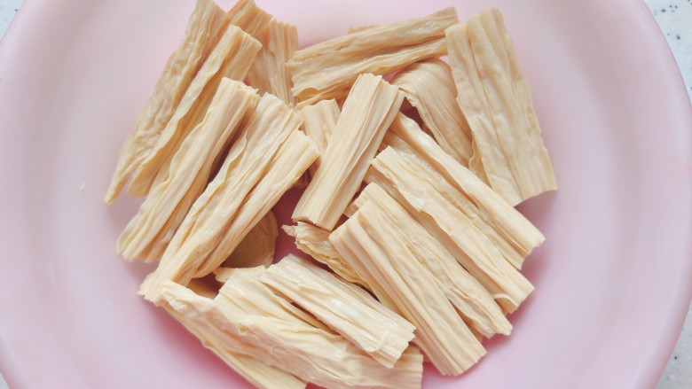 腐竹炒木耳,腐竹泡至发白发软,没有硬心