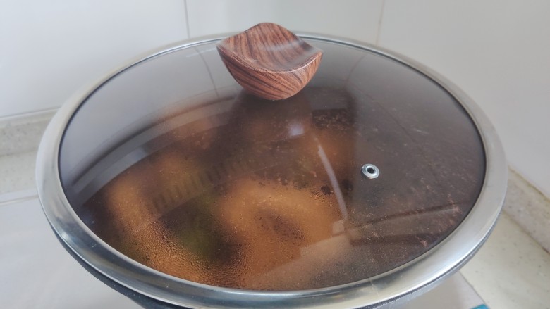 腐竹炒木耳,盖上锅盖,转中小火焖煮2.3分钟