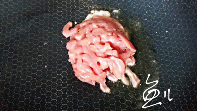 胡萝卜炒肉丝,油锅烧热,放入肉丝翻炒