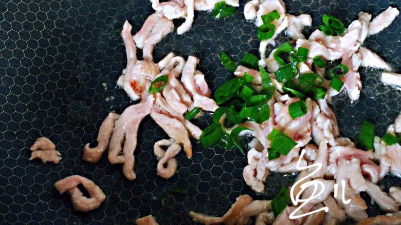 胡萝卜炒肉丝,肉丝翻炒变色,放入葱碎