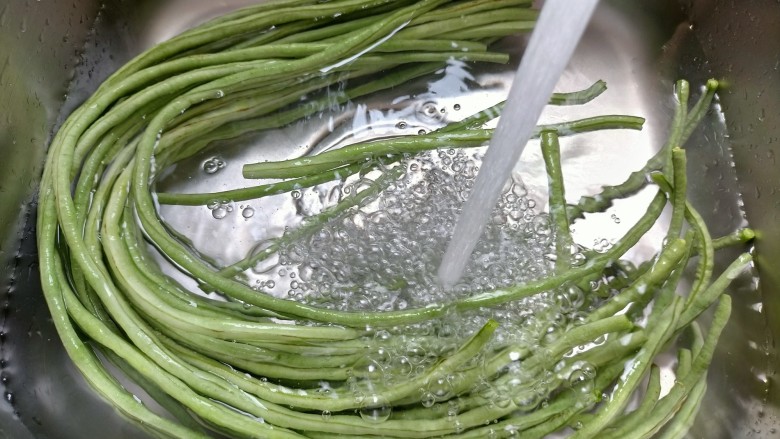 自制辣糊糊酸豆角(3-5天即可食用),冲洗2遍