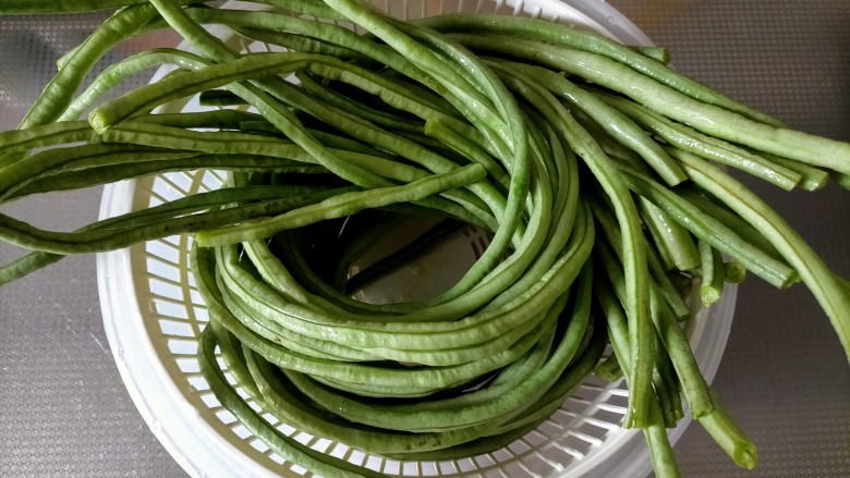 自制辣糊糊酸豆角(3-5天即可食用),捞出沥水