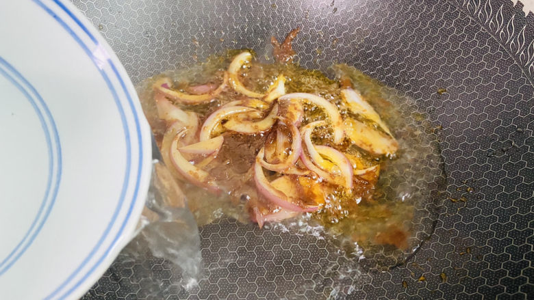 沙茶面,加入热水,水量根据个人喜好添加
