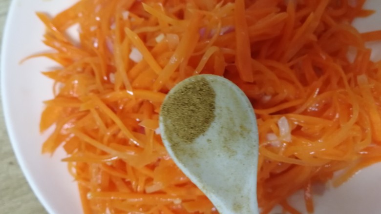 炸胡萝卜丸子,放入少许十三香,拌匀。