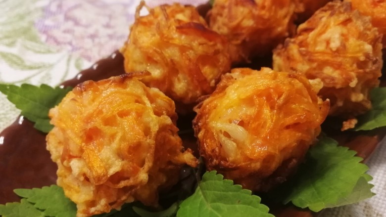 炸胡萝卜丸子,外焦里嫩,自带淡淡的甜味。