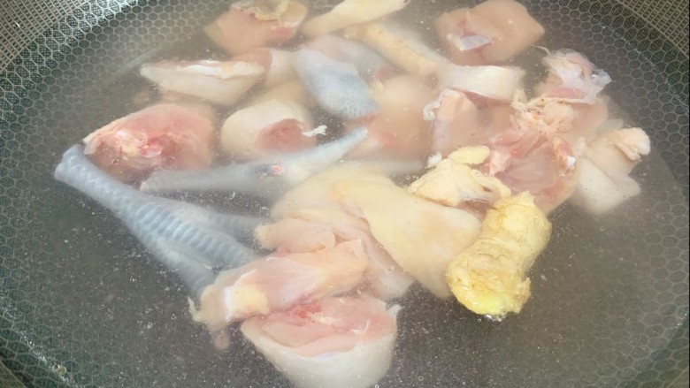 椰子炖鸡,然后冷水下锅,加热焯水,锅中加料酒去腥,