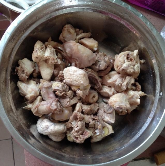 椰子炖鸡,鸡块变色后捞出,用凉水冲干净备用