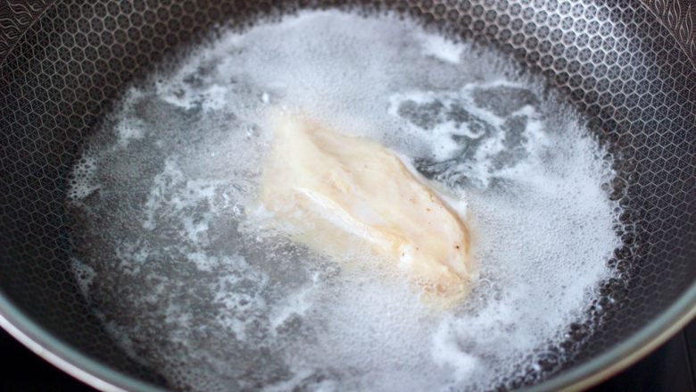 风味酸黄瓜鸡肉热压三明治,锅中倒入适量的清水,把即食鸡胸肉放到锅里加热一下。