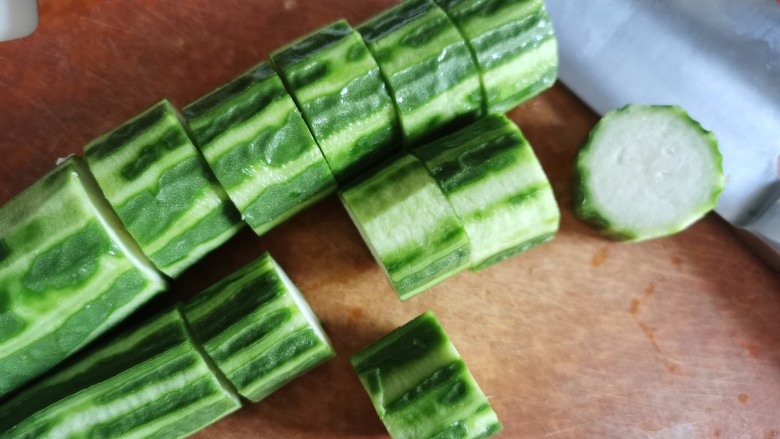 蒜蓉蒸丝瓜,洗干净，横刀切圆块。