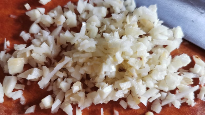 蒜蓉蒸丝瓜,剁<a style='color:red;display:inline-block;' href='/shicai/ 6559'>蒜蓉</a>。