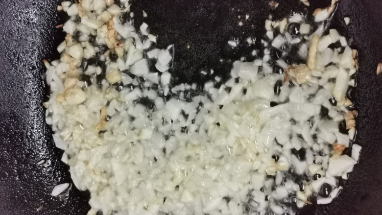 蒜蓉蒸丝瓜,锅烧热<a style='color:red;display:inline-block;' href='/shicai/ 849'>花生油</a>，看到冒白烟下蒜蓉，快手炒至金黄色即可。