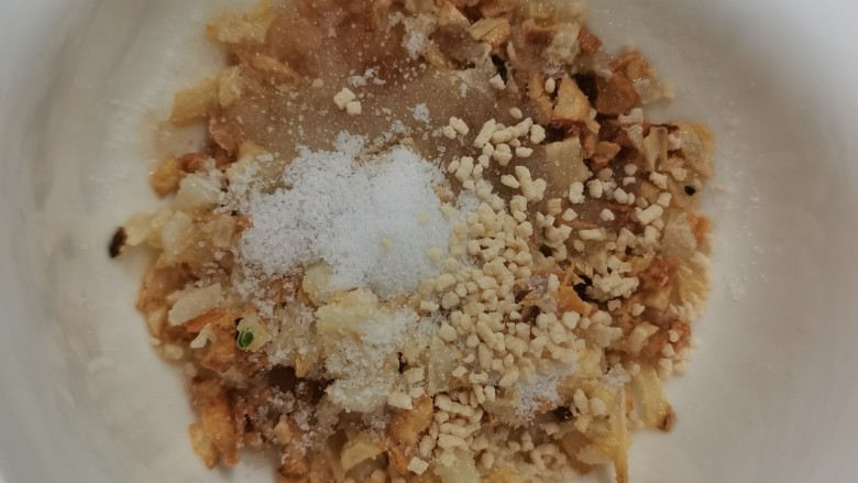 蒜蓉蒸丝瓜,蒜蓉装碗里，加盐、<a style='color:red;display:inline-block;' href='/shicai/ 813'>鸡粉</a>、生粉搞拌均匀。