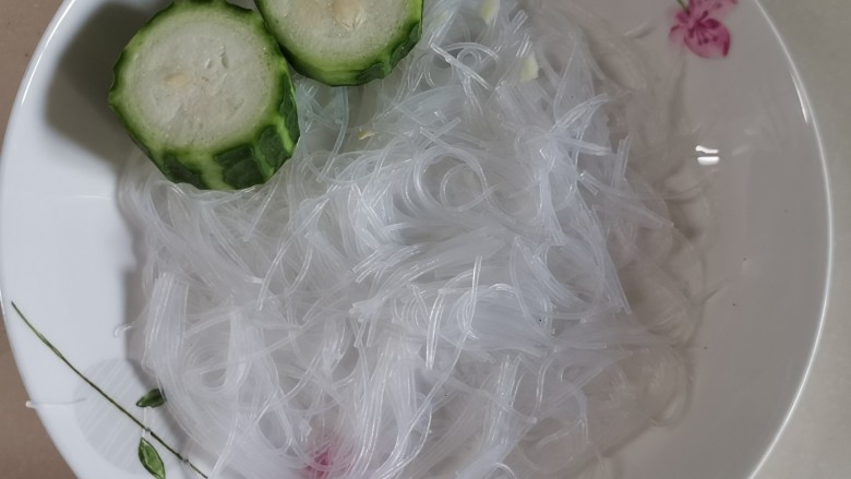 蒜蓉蒸丝瓜,粉丝放盘子底，上面铺丝瓜。