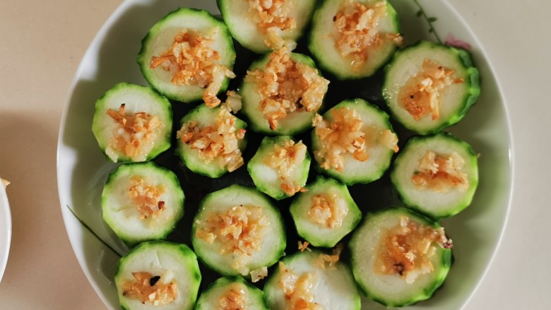 蒜蓉蒸丝瓜,蒜蓉平铺瓜上面。