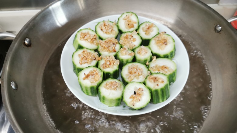 蒜蓉蒸丝瓜,水开后，隔水加盖蒸4-5分钟，具体看瓜的多少。时间掌握好，丝瓜保持爽口。