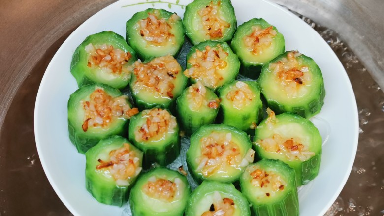 蒜蓉蒸丝瓜,出锅。喜欢味道重的加点蒸鱼豉油。